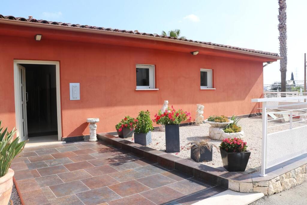 Charmant Studio Au Calme Saint-Laurent-du-Var Exterior photo